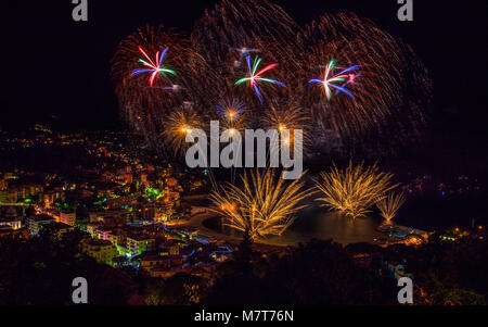 Schöne und pyrotechnische Feuerwerke in Recco, Italien / Feuerwerk in Recco, Genua, Italien Stockfoto