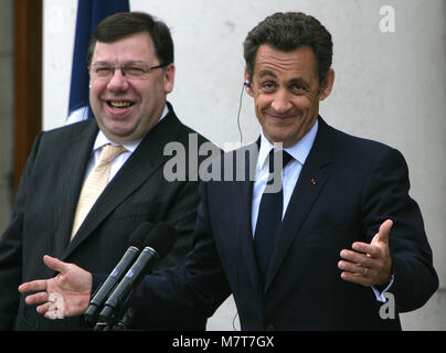 Der französische Präsident Nicolas Sarkozy spricht mit den Medien neben Taoiseach Brian Cowen im Regierungsgebäude in Dublin, Montag, 21, Juli 2008. Sarkozy traf die beiden wichtigsten Oppositionsführer - Fine Gael Enda Kenny's und der Labour Party Eamon Gilmore und Gespräche mit Gruppen, die gegen den Vertrag von Lissabon unterstützt. Foto/Paul McErlane Stockfoto