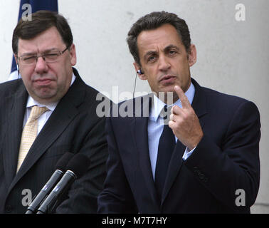 Der französische Präsident Nicolas Sarkozy spricht mit den Medien neben Taoiseach Brian Cowen im Regierungsgebäude in Dublin, Montag, 21, Juli 2008. Sarkozy traf die beiden wichtigsten Oppositionsführer - Fine Gael Enda Kenny's und der Labour Party Eamon Gilmore und Gespräche mit Gruppen, die gegen den Vertrag von Lissabon unterstützt. Foto/Paul McErlane Stockfoto