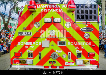 Quito, Ecuador - Januar 31, 2018: Schöne Rückansicht Blickrichtung eines fire truck in der streetss während einer Parade in der Stadt von Quito, Ecuador Stockfoto