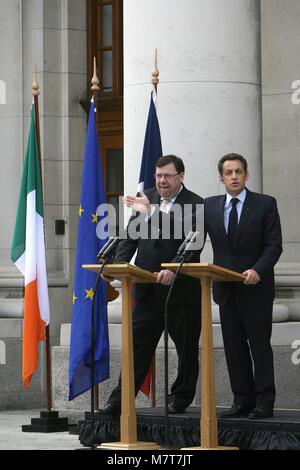 Der französische Präsident Nicolas Sarkozy spricht mit den Medien neben Taoiseach Brian Cowen nach seinem Tag Besuch auf Regierungsgebäude in Dublin, Montag, 21, Juli 2008. Sarkozy traf die beiden wichtigsten Oppositionsführer - der Fine Gael Enda Kenny, der Labour Party Eamon Gilmore und Gespräche mit Gruppen, die gegen den Vertrag von Lissabon unterstützt. Foto/Paul McErlane Stockfoto