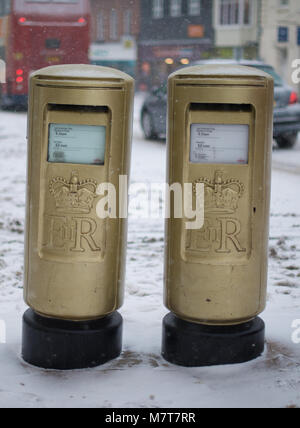 Paar goldenen Briefkästen in Großbritannien 2012 olympische Goldmedaille gewinnt aus Team GB im Winter mit Schnee bedeckt zu feiern. Stockfoto