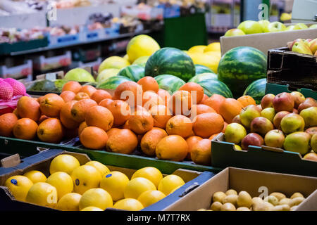 Obst und Gemüse auf einem Marktstand in Bradford, West Yorkshire, England. Stockfoto