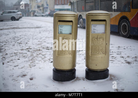 Paar goldenen Briefkästen in Großbritannien 2012 olympische Goldmedaille gewinnt aus Team GB im Winter mit Schnee bedeckt zu feiern. Stockfoto