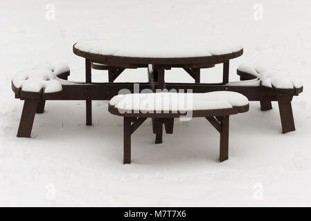 Isolierte Holz- Pic Nic Tabelle im Schnee im Winter Stockfoto