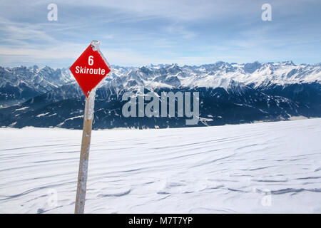 Red Ski route 6 Zeichen auf Neuschnee mit österreichischen Alpen und Himmel im Hintergrund, im Nordpark, Innsbruck fotografiert. Stockfoto