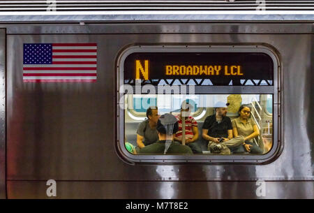 Menschen, die durch das Fenster einer New York City U-Bahn an der Queensboro Plaza Station auf der BMT Astoria Line, Queens, New York gesehen wurden Stockfoto