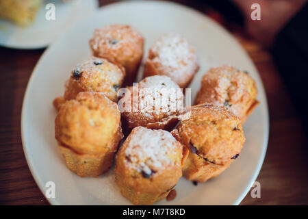 Auswahl von dekorativen Desserts auf einem Buffet auf ein gebotenes Luxus Veranstaltung oder Feier winter Stockfoto