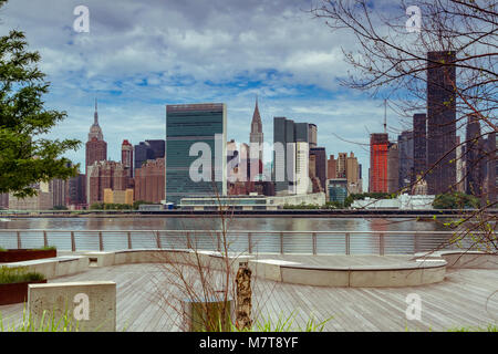 Midtown Manhattan und das Gebäude der Vereinten Nationen von der anderen Seite des East River im Gantry Plaza State Park in Long Island City, Queens, New York Stockfoto