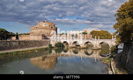 Blick auf die Burg der heiligen Engel und aelian Brücke, Rom, Italien Stockfoto