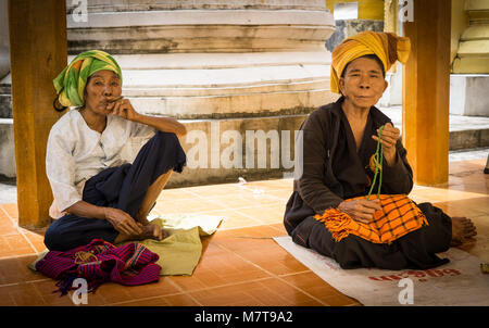 Pa-o Frauen bei einem Picknick, indein Dorf, Myanmar Stockfoto