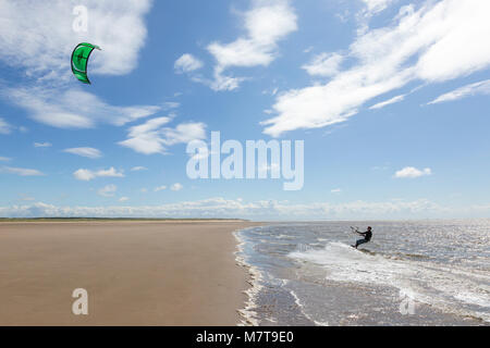 Kitesurfen an der Küste in der Nähe von Southport, Großbritannien Stockfoto