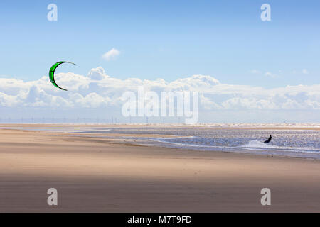 Kitesurfen an der Küste in der Nähe von Southport, Großbritannien Stockfoto