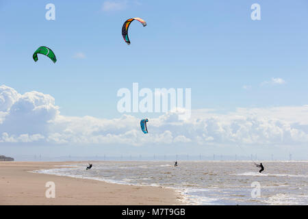 Kitesurfen an der Küste in der Nähe von Southport, Großbritannien Stockfoto