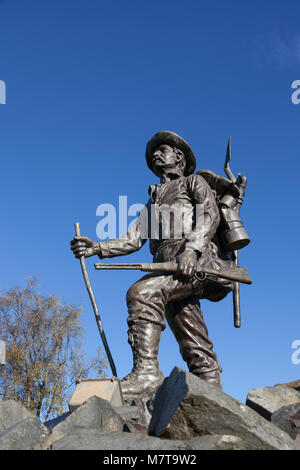 Sitka, Alaska: Artist Alonzo Victor Lewis' Skulptur "Prospector" an der Sitka Sitka Pioneer Home mit Blick auf den Hafen. Stockfoto