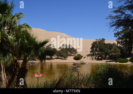 Oase von Huacachina am Nachmittag, ICA-Region, Peru. Stockfoto