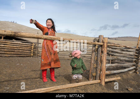 Hatgal, Mongolei, 3. März 2018: mongolische Kinder in der Steppe von Norden der Mongolei Stockfoto