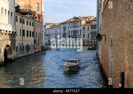 Venedig, Italien - 19. Januar 2018. Blick auf die Ria de Ca Foscari und Canale Grande von der Calle Foscari Stockfoto