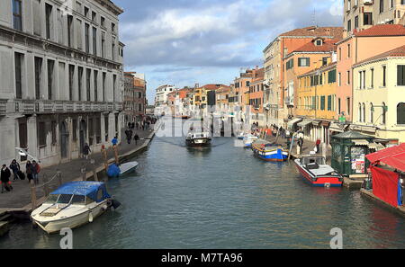 Venedig, Italien - 20. Januar 2018. Blick auf den Kanal Cannaregio und Fondamenta de Ca Schamlippen von der Guglie Brücke (Ponte delle Guglie) Stockfoto