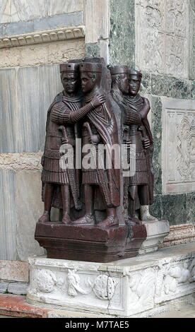 Venedig, Italien. Denkmal von vier Tetrarchs späten römischen Kaiser an der Ecke von St. Mark Basilika in Venedig Stockfoto