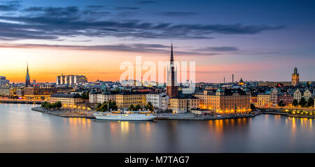 Einen wunderschönen Panoramablick über eine der zentralen Inseln von Stockholm, Schweden. Am Abend Blick auf die Stadt ist von einem bunten Sonnenuntergang Himmel gesichert. Stockfoto