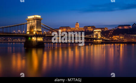 Die Stadt Budapest liegt an der Donau. Dies ist eine Ansicht von Pest, Buda auf der Burg und die Kettenbrücke. Stockfoto