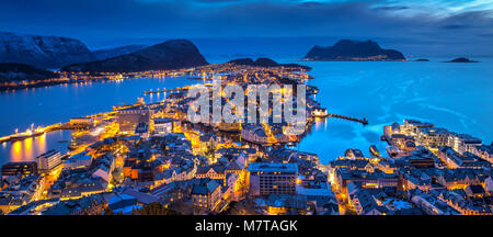 Ein abendlicher Blick von der norwegischen Küstenstadt Ålesund, vom Berg Aksla. Stockfoto