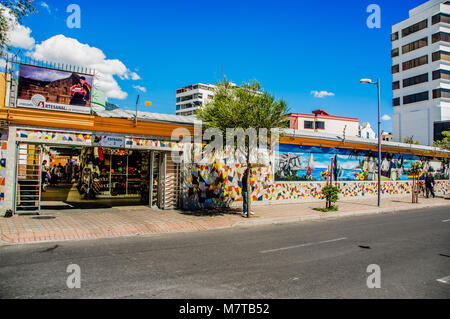 QUITO, Ecuador, 02 Januar, 2018: Im Hinblick auf die ersten handycrafts Markt zwischen Reina Victoria und Jorge Washington Avenue in der Stadt von Quito, Ecuador Südamerika. Stockfoto