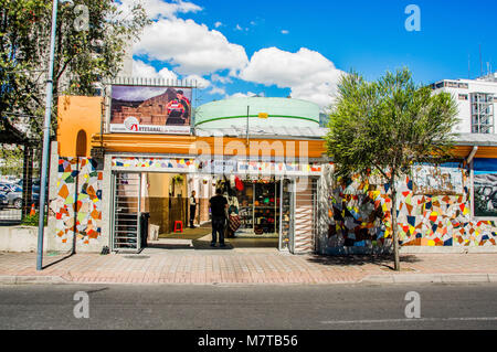 QUITO, Ecuador, 02 Januar, 2018: Im Hinblick auf die ersten handycrafts Markt zwischen Reina Victoria und Jorge Washington Avenue in der Stadt von Quito, Ecuador Südamerika. Stockfoto