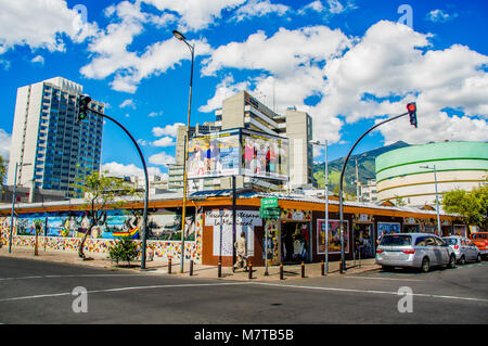 QUITO, Ecuador, 02 Januar, 2018: Im Hinblick auf die ersten handycrafts Markt zwischen Reina Victoria und Jorge Washington Avenue in der Stadt von Quito, Ecuador Südamerika. Stockfoto