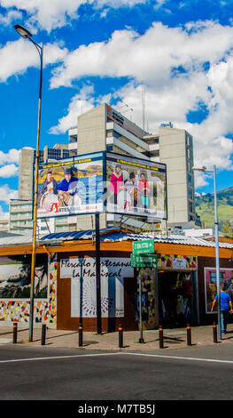 QUITO, Ecuador, 02 Januar, 2018: Im Hinblick auf die ersten handycrafts Markt zwischen Reina Victoria und Jorge Washington Avenue in der Stadt von Quito, Ecuador Südamerika. Stockfoto