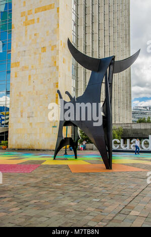 Quito, Ecuador - Januar 02, 2018: Im Freien von unbekannten Menschen zu Fuß zum Eingeben eines riesigen MAGAP Gebäude, Ministerium für Landwirtschaft, Viehzucht und Fischerei, vor einer großen metallischen Bull, in der Stadt von Quito, Ecuador Stockfoto