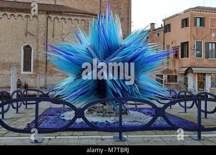 Die Insel Murano, Venedig, Italien - 21. Januar 2018. Blaue Skulptur aus Murano Glas auf der Insel Murano. Stockfoto