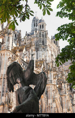 Blick auf eine schöne Kathedrale mit im Vordergrund eine Statue eines Mannes mit einem Adler auf der Schulter Stockfoto