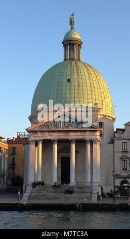 Venedig, Italien - 21. Januar 2018. Die Kirche von San Simeon Piccolo am Grand Canal Embankment auf Sonnenuntergang Stockfoto
