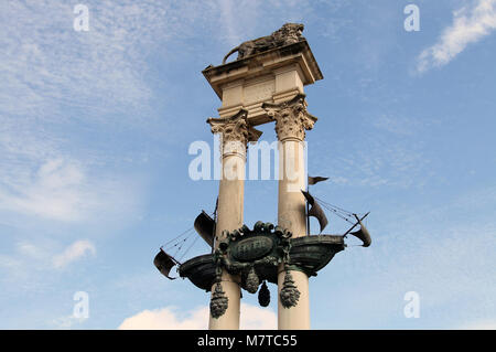 Caravel von Christopher Columbus auf seinem Denkmal in Sevilla dargestellt Stockfoto