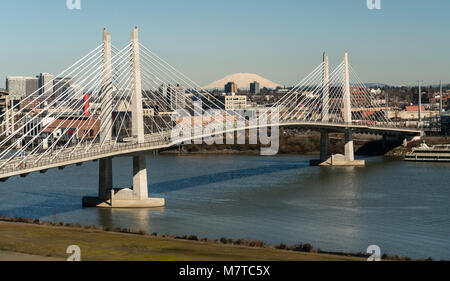 Es ist ein klarer Tag in Portland Oregon an Tilikum Kreuzung als Menschen den Fluss mit Mount St. Helens im Hintergrund Traverse Stockfoto