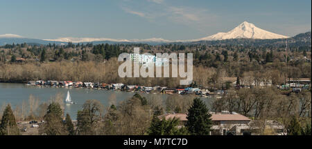 Feder Szene Willamette River Portland Oregon und der Cascade Range Stockfoto