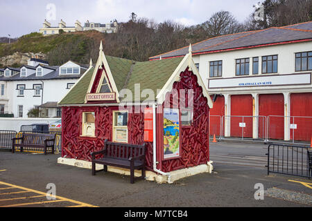 Die dekorativen und unverwechselbaren Insel Man elektrische Bahn Ticket Office in Douglas. Stockfoto