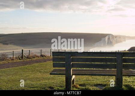 Holzbank mit Blick auf frostigen Morgen Blick auf Sieben Schwestern Kreidefelsen Stockfoto