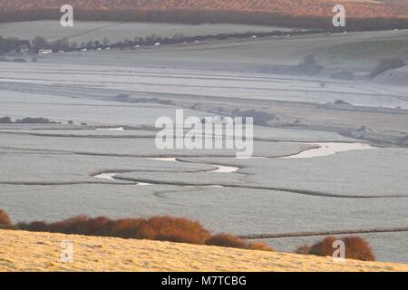 Frostigen morgen Blick auf cuckmere River schlängelt sich durch das Tal Stockfoto