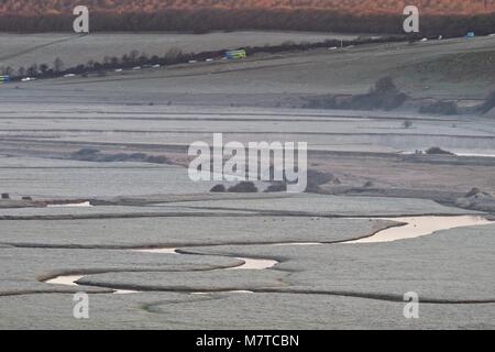 Winterliche morgen Blick über Cuckmere Valley mit Landstraße im Abstand Stockfoto