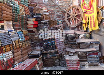 Venedig, Italien - 22. Januar 2018. Bücher in Acqua Alta Libreria, die meisten berühmten benutzten Buchhandlung in Venedig. Stockfoto