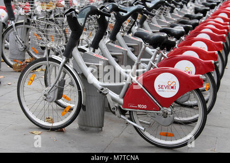 Sevici öffentlichen Fahrradverleih in Sevilla Stockfoto