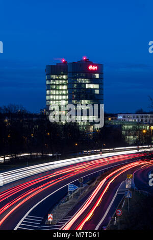 Head Office, zentrale, des Energiekonzerns EON in Essen, Deutschland, Autobahn A 52, Stockfoto