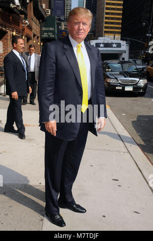 NEW YORK - 18. August: TV-Persönlichkeit Donald Trump zu Besuch in der "Late Show mit David Letterman' an der Ed Sullivan Theatre am 18. August 2009 in New York City. Personen: Donald Trump Stockfoto