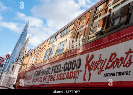 Ared Doppeldeckerbus routemaster London Bus Werbung kinky Boots im Adelphi Theatre mit dem Shard im Hintergrund in Borough High Street Stadt. Stockfoto