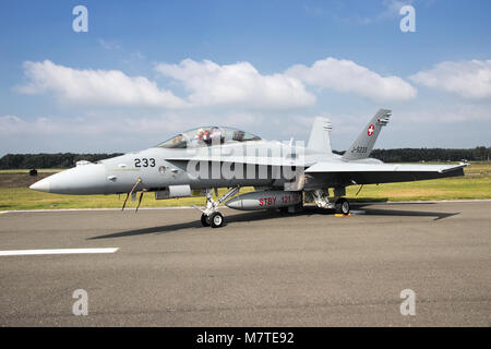 KLEINE Brogel, Belgien - 13.September 2014: Swiss Air Force F/A-18 Hornet auf dem Rollfeld von Kleine Brogel Luftwaffenstützpunkt. Stockfoto