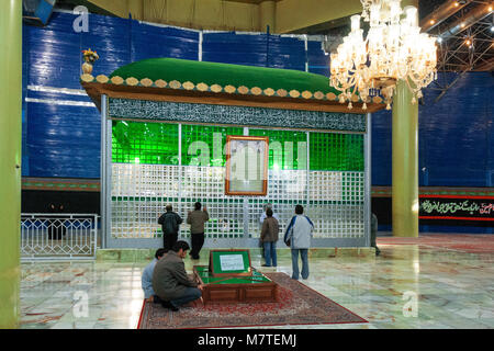 Teheran, Iran - JAN 2009: Gruppe der Mann im Hintergrund besuchen Sie das Grab von Ayatollah Khomeini im Januar 2009 in Teheran, Iran. Das Grab von Ruholah Khom Stockfoto