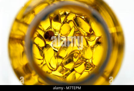 Omega 3, Lebertran Kapseln in durchsichtigen Flasche von oben gesehen. Stockfoto